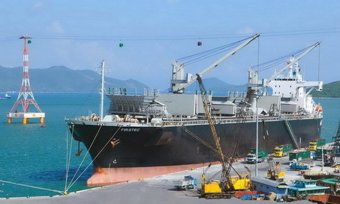 Thử nghiệm cho tàu thuyền có tải trọng lớn giảm tải cập cầu số 3 - cầu Cảng Nha Trang